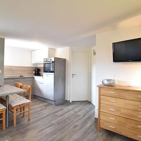 Ground-floor Getaway With Garden بيت للعطل