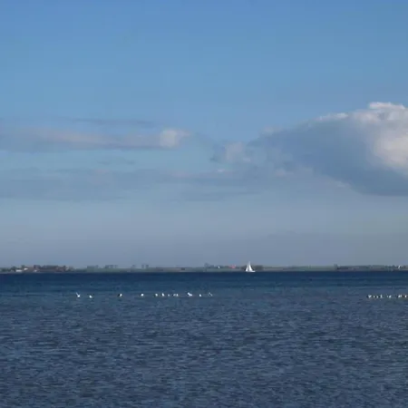 Ground-floor Getaway With Garden إنسيل بويل