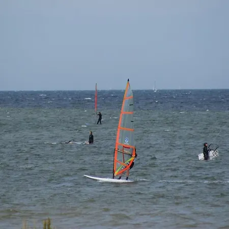 Ground-floor Getaway With Garden بيت للعطل إنسيل بويل