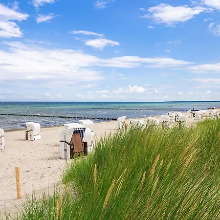 Ground-floor Getaway With Garden بيت للعطل